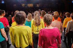 Voices en Tint maken een reis door de tijd